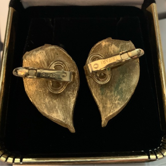 Vintage Trifari Green Glass and Goldtone Clip On Earrings - Picture 5 of 6